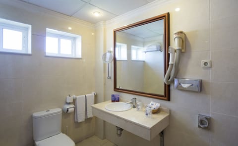 Combined shower/tub, free toiletries, hair dryer, towels