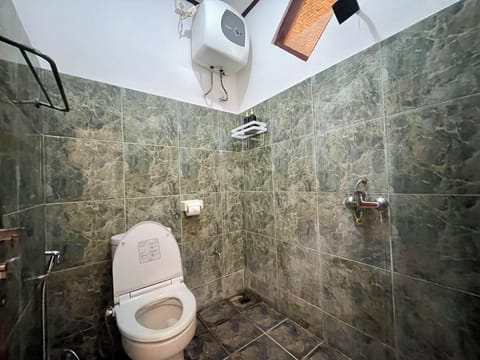 Standard Room, Balcony, City View | Bathroom | Towels, soap, shampoo, toilet paper