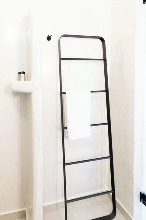 Superior Suite | Bathroom | Shower, hair dryer, towels, soap