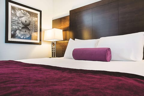 Room, 1 King Bed, Accessible | Premium bedding, in-room safe, desk, laptop workspace