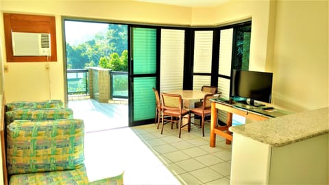 Suite, Beach View (Prédio Anexo) | Living room | Flat-screen TV