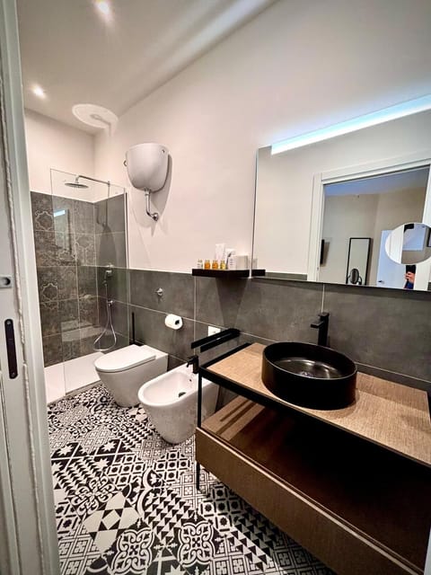 Papa Giovanni Paolo II | Bathroom | Rainfall showerhead, hair dryer, slippers, bidet