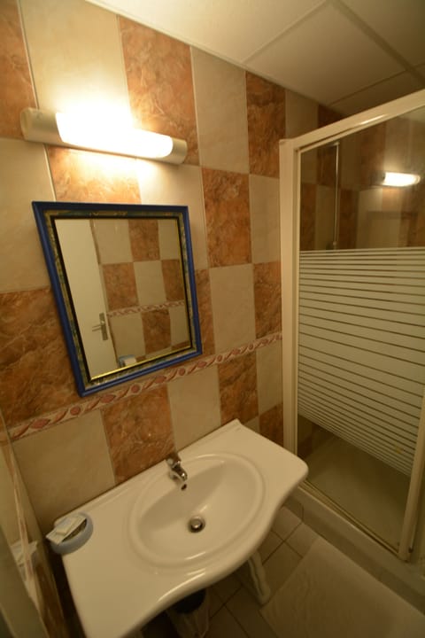 Standard Room, 1 Double Bed | Bathroom | Shower, free toiletries, towels, soap