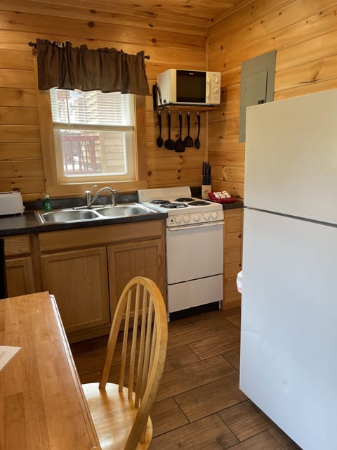 Family Cottage, 2 Bedrooms, Mountain View | Private kitchen | Microwave, coffee/tea maker