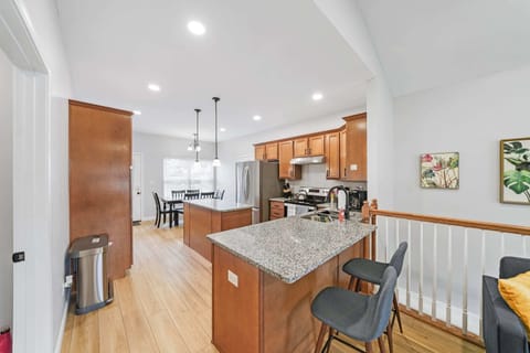 Kitchen: Stunning kitchen with a dining counter, perfect for cooking and casual dining.