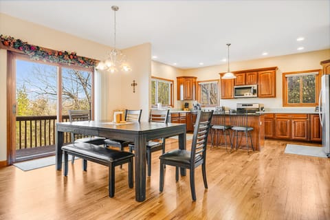 Dining Area & Fully Equipped Kitchen w/ Breakfast Bar Seating