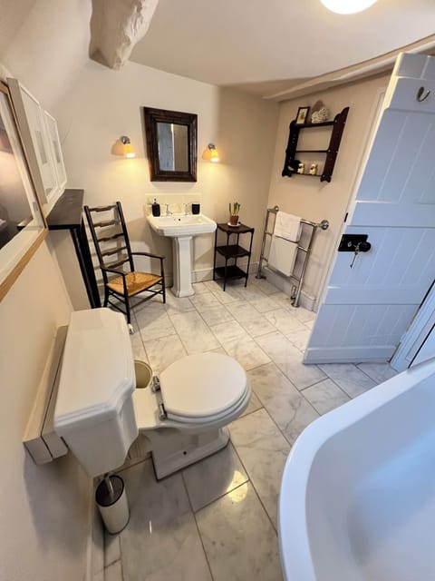 Grand Double Room, Hill View | Bathroom | Separate tub and shower, free toiletries, hair dryer, towels