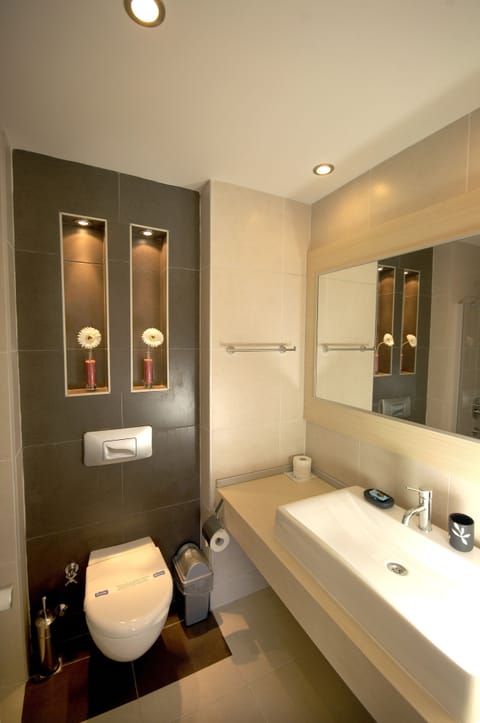 Deluxe Double Room | Bathroom | Free toiletries, hair dryer, towels