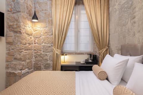 Design Room, Courtyard View 2 | In-room safe, desk, laptop workspace, soundproofing