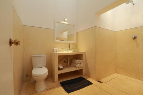 Superior Double Room with Balcony | Bathroom | Shower, rainfall showerhead, designer toiletries, hair dryer