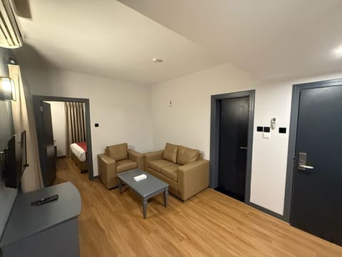 Classic Suite, City View | Living area