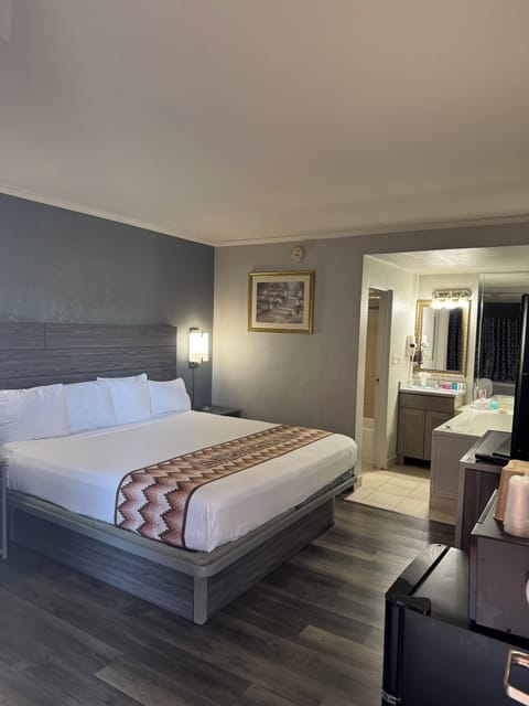 Luxury Single Room, 1 Bedroom | Desk, iron/ironing board, free WiFi, bed sheets