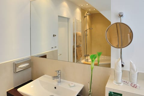 Classic Studio Suite | Bathroom | Slippers, towels