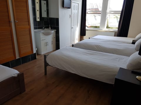 Quadruple Room with Private Bathroom | Free WiFi, bed sheets