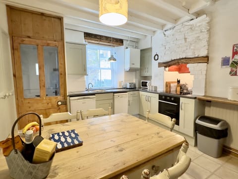 Kitchen table with window at 10 Mill Road, Padstow, North Cornwall