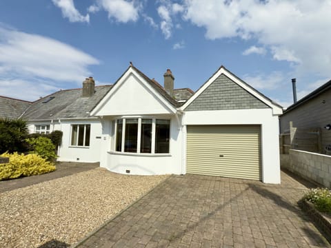 Front elevation and parking Pendennis Holiday Cottage, Padstow, North Cornwall