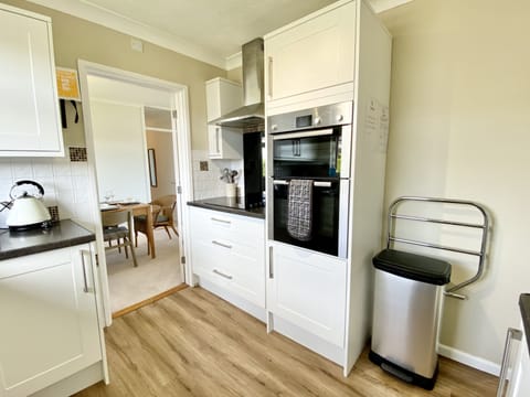 Oven in kitchen of Myebon Holiday Cottage, Padstow, North Cornwall