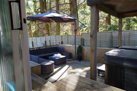 Cabin | Outdoor spa tub