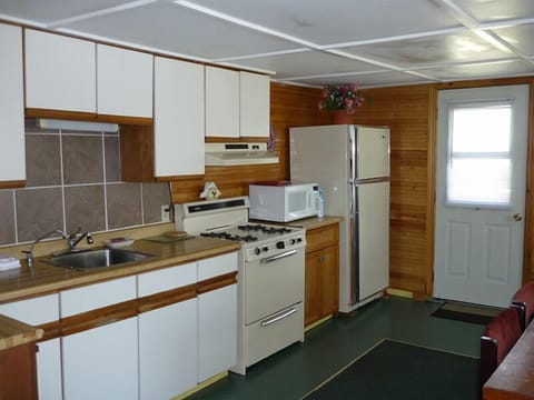 Full-size fridge, microwave, stovetop, coffee/tea maker