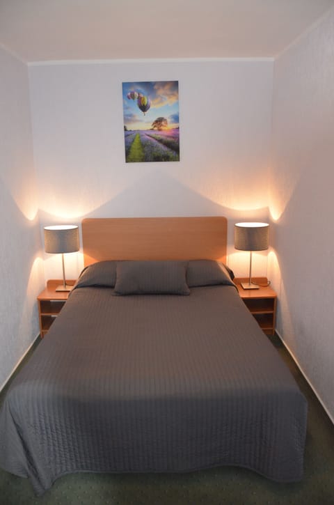 Standard Room, 1 Double Bed, Non Smoking, Ensuite | Desk, rollaway beds, free WiFi, bed sheets