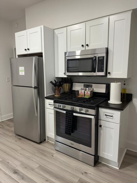 Enjoy your mornings in our modern Jungle House kitchen in Columbus! Our Keurig coffee maker is ready to fuel your adventures. & Our plants are looking forward to hosting you soon Book your stay now and experience the perfect blend of comfort and