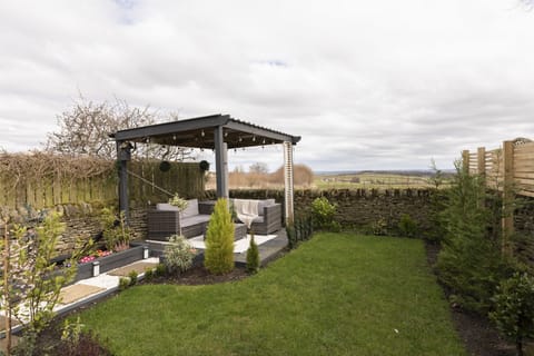 Pigswood Cottage - lawn and pergola with views out to the fields