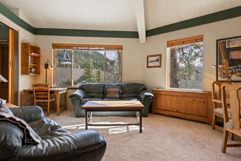 Living Room Tram PTL 360-2