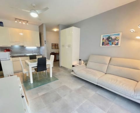 Apartment, 1 Bedroom, Balcony, City View | Living area