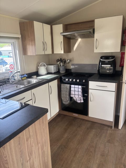 Chalet | Private kitchen | Fridge, microwave, oven, stovetop