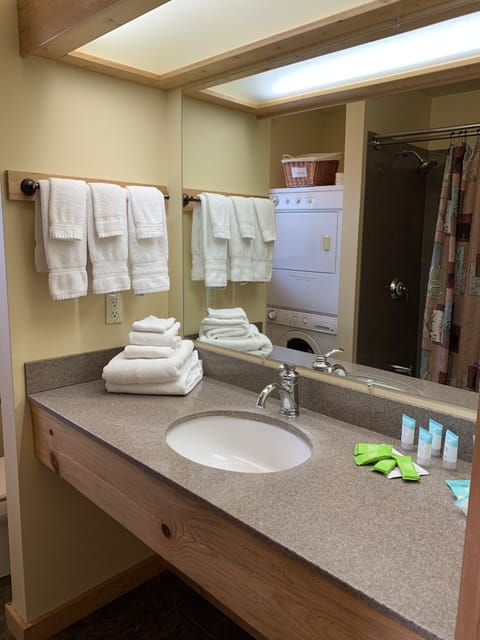 Combined shower/tub, free toiletries, towels