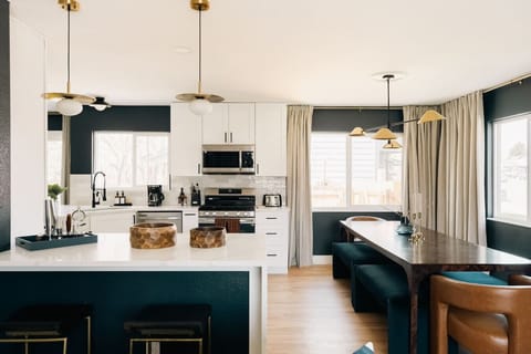 Stunning, fully stocked kitchen and dining room