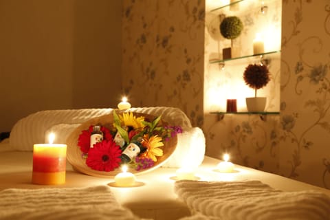 Couples treatment rooms, sauna, spa tub, steam room, Turkish bath