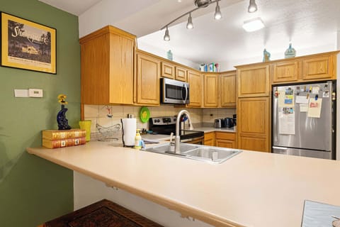 Condo, Multiple Beds, Balcony, Mountain View (Sierra Pines Retreat) | Private kitchen | Fridge, microwave, oven, stovetop