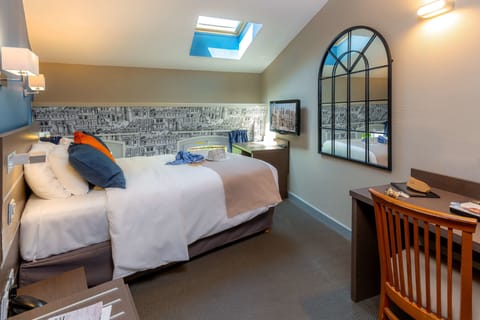 Standard Room, 1 Double Bed | Minibar, desk, blackout drapes, soundproofing