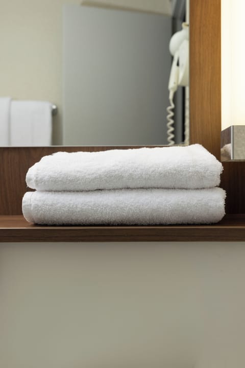 Superior Room, 1 King Bed | Bathroom | Eco-friendly toiletries, towels