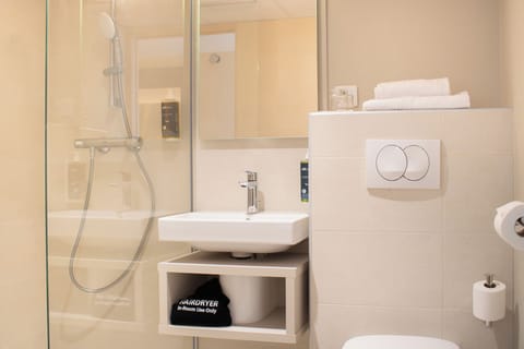 Deep soaking tub, hair dryer, towels