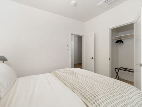 Bedroom #2: Queen bed with a full bathroom located directly across the hallway.