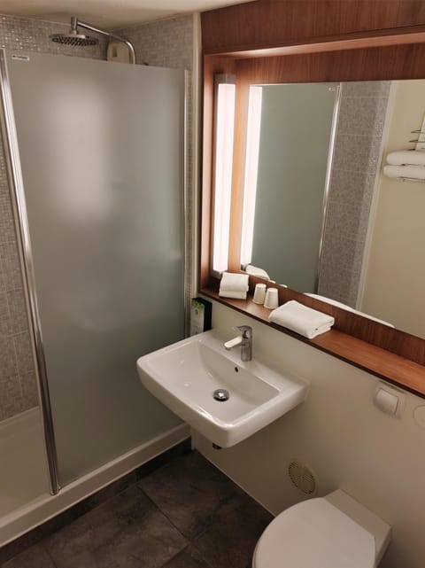 Standard Room, 2 Twin Beds | Bathroom | Shower, eco-friendly toiletries, hair dryer, towels