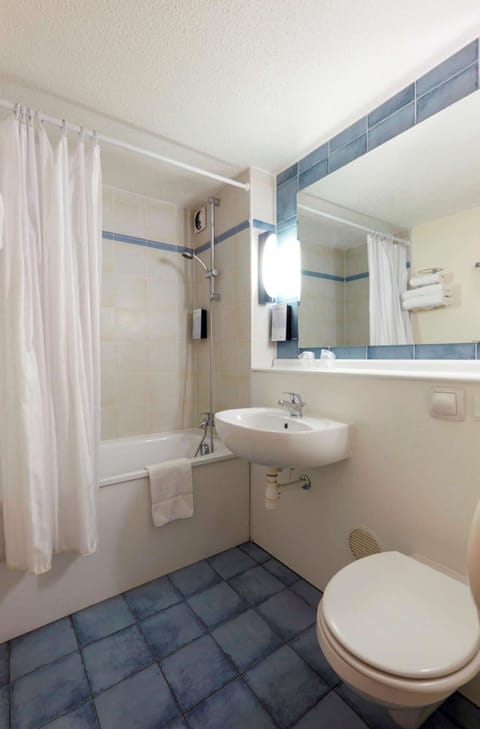 Combined shower/tub, eco-friendly toiletries, hair dryer, towels