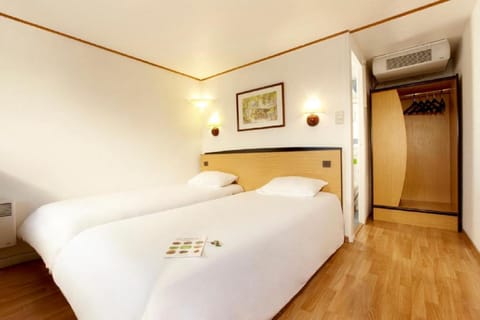 Standard Room, 2 Twin Beds | Desk, blackout drapes, iron/ironing board, free WiFi