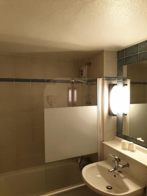 Bathtub, eco-friendly toiletries, hair dryer, towels