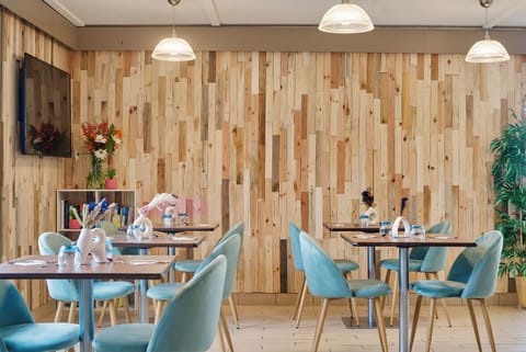 Breakfast and dinner served, French cuisine