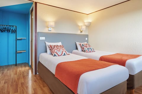 Twin Room | Iron/ironing board, free WiFi, bed sheets