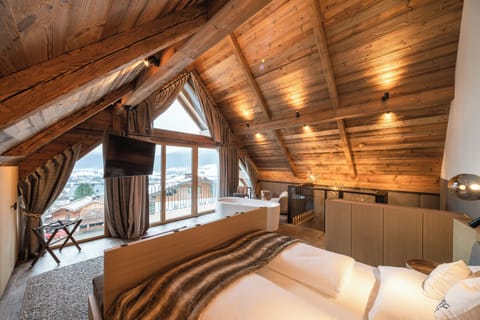 Luxury Tree House, Mountain View | 2 bedrooms, premium bedding, free minibar items, in-room safe