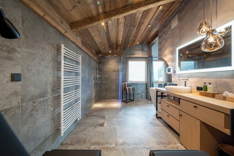 Luxury Tree House, Mountain View | Bathroom | Separate tub and shower, rainfall showerhead, eco-friendly toiletries