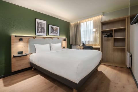 Standard Room, 1 Queen Bed, Non Smoking | Premium bedding, desk, blackout drapes, free WiFi