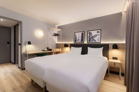 Standard Room, 2 Twin Beds, Non Smoking | Premium bedding, desk, blackout drapes, free WiFi
