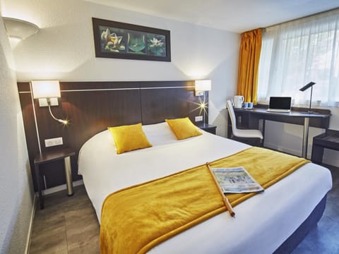 Standard Room, 1 Double Bed | Premium bedding, individually furnished, desk, laptop workspace