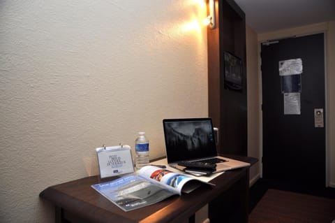 Desk, soundproofing, iron/ironing board, free WiFi