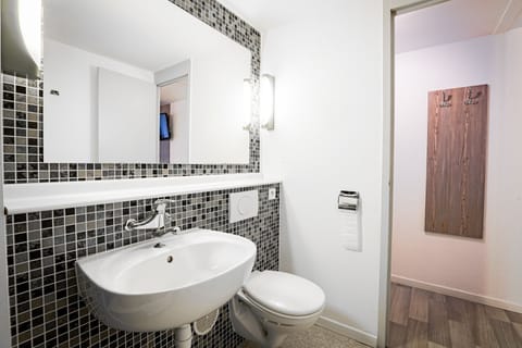 Bathtub, towels, soap, shampoo